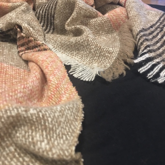 NWT Plaid Blanket Scarf Wrap BOUTIQUE - Picture 3 of 5